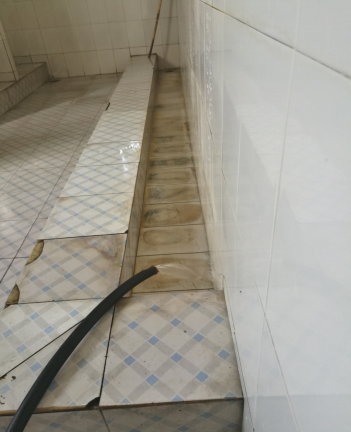 节水阀)经与学校节能办商讨,该楼厕所冲水阀选用新型脚踏式节水冲水阀